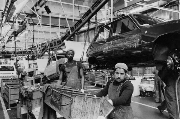 Travailleurs racisés dans une usine automobile dans les années 70